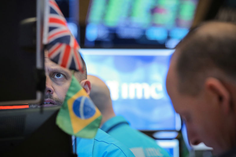 Ibovespa hesitates amid holidays and demonstrations; Vale weighs